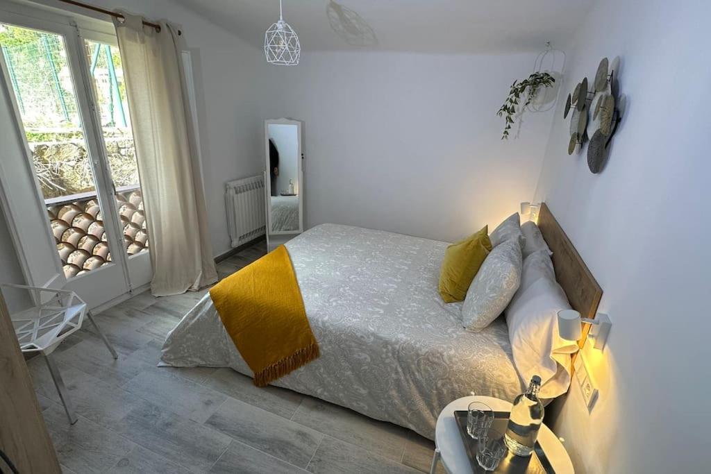 Habitacion Roca Foradada En Casa Cami De Les Aiguees Monistrol De Montserrat المظهر الخارجي الصورة